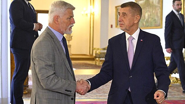 Setkání prezidenta Petra Pavla (vlevo) s premiérem Andrejem Babišem na Pražském hradě, 17. března 2026.