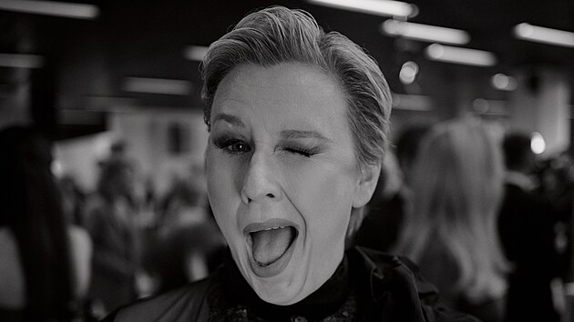 Před zahájením Mezinárodního filmového festivalu Karlovy Vary dorazila zpěvačka Tereza Černochová na červený koberec před hotelem Thermal, kde se zařadila mezi hosty slavnostního zahájení 60. ročníku KVIFF. Na prestižní společenské události zaujala elegantním outfitem a svým tradičně vytříbeným stylem. (3. 7. 2026)