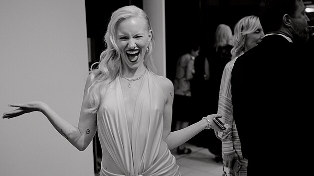 Zpěvačka Annet X dorazila na červený koberec před hotelem Thermal, kde se zúčastnila slavnostního zahájení Mezinárodního filmového festivalu Karlovy Vary. Na letošním KVIFF vsadila na výrazné růžové šaty od Tomáše Němce, ve kterých patřila k nepřehlédnutelným hostům večera. ANNET je jednou z nejvýraznějších tváří české moderní R&B a popové scény. (3. 7. 2026)
