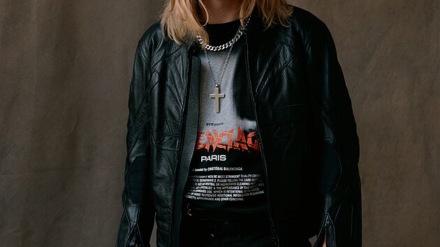 Do Esprit Clubu v Císařských lázních zavítal také český rapper, zpěvák a producent Redzed, vlastním jménem Zdeněk Veselý. Umělec z Hustopečí patří mezi nejvýraznější české interprety s mezinárodním přesahem a ve své tvorbě propojuje rap s prvky nu-metalu, grunge a metalové hudby. Díky osobitému zvuku a anglickým textům si vybudoval silnou fanouškovskou základnu i za hranicemi Česka. (8. 7. 2026)