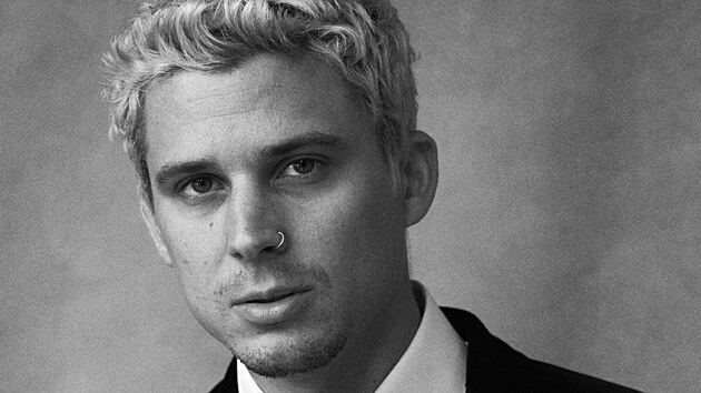 Zpěvák Sebastian dorazil na slavnostní zahájení Mezinárodního filmového festivalu Karlovy Vary, kde zaujal elegantním smokingem. Patří k výrazným tvářím české popové scény a publikum si získal hity jako Toulavá nebo Polety. (4. 7. 2026)