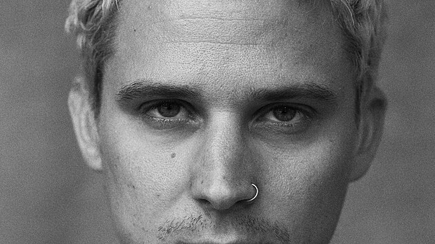 Zpěvák Sebastian dorazil na slavnostní zahájení Mezinárodního filmového festivalu Karlovy Vary, kde zaujal elegantním smokingem. Patří k výrazným tvářím české popové scény a publikum si získal hity jako Toulavá nebo Polety. (4. 7. 2026)