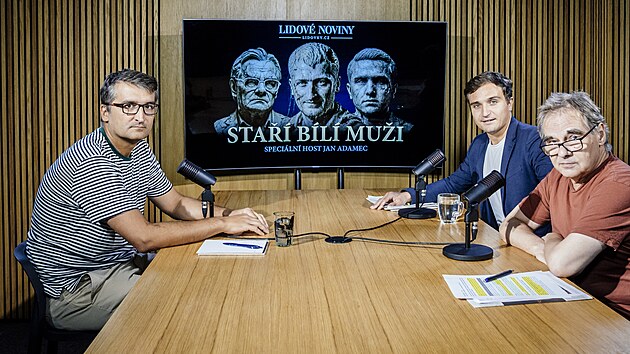 Historik Jan Adamec (vlevo) a komentátoři webu Lidovky.cz Štěpán Hobza a Zbyněk Petráček (vpravo) v podcastu Staří bílí muži.