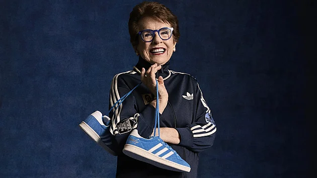 Billie Jean King v nové kampani adidas představuje návrat ikonických tenisek, které nesou její jméno. Legendární americká tenistka, jedna z nejvýraznějších postav historie ženského sportu, se stala tváří nové kampaně značky. Model se vrací po 53 letech a připomíná její slavný zápas proti Bobbymu Riggsovi.