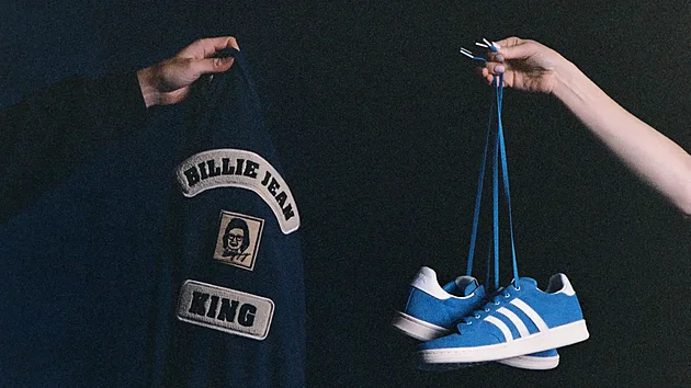 Billie Jean King představuje novou kampaň adidas, která vrací do hry ikonické tenisky nesoucí její jméno. Model se po 53 letech vrací v novém provedení a připomíná odkaz jedné z největších tenisových legend.