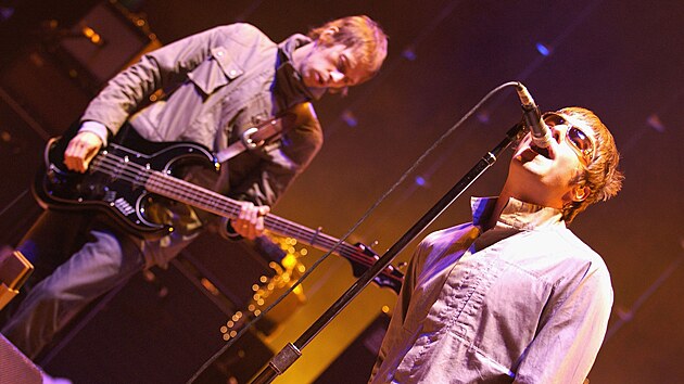 Andy Bell (vlevo) a Liam Gallagher z kapely Oasis vystupují během severoamerického turné skupiny v amfiteátru Shoreline Amphitheatre v kalifornském Mountain View. 11. září 2005. (Foto: Tim Mosenfelder/Getty Images)