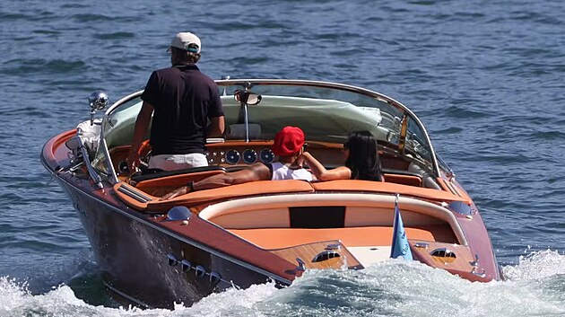 Lewis Hamilton a Kim Kardashian, kteří tvoří pár na loďce v Lake Como.