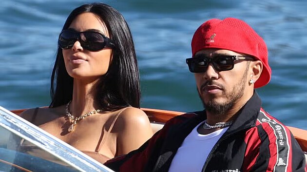 Lewis Hamilton a Kim Kardashian na projížďce loďkou v Itálii na Lake Como.
