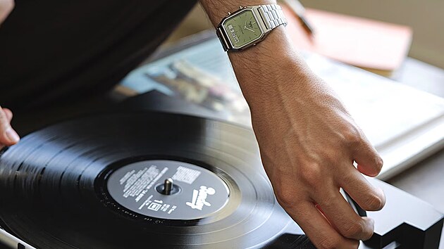 Casio AQ-230, malé obdélníkové hodinky kombinující klasické analogové ručičky s digitálním displejem ve spolupráci s Café Kitsuné.