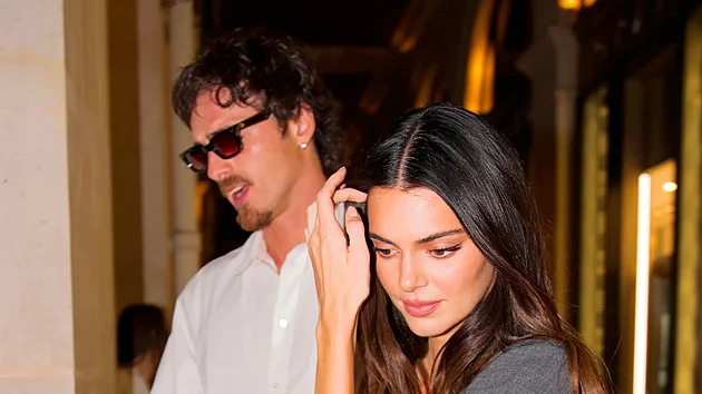 PAŘÍŽ, FRANCIE – 28. ZÁŘÍ: Kendall Jenner a Jacob Elordi během Paris Fashion Weeku 28. září 2026 v Paříži.