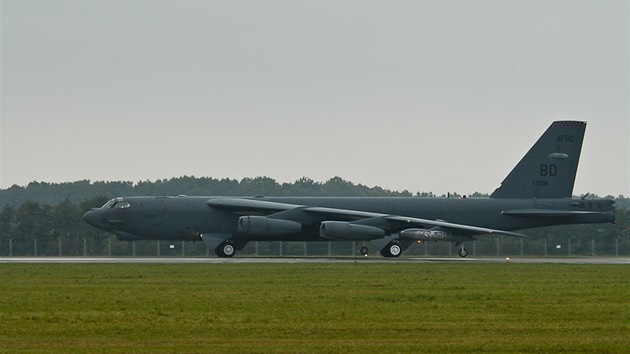 Americký bombardér B-52 pistává na monovském letiti