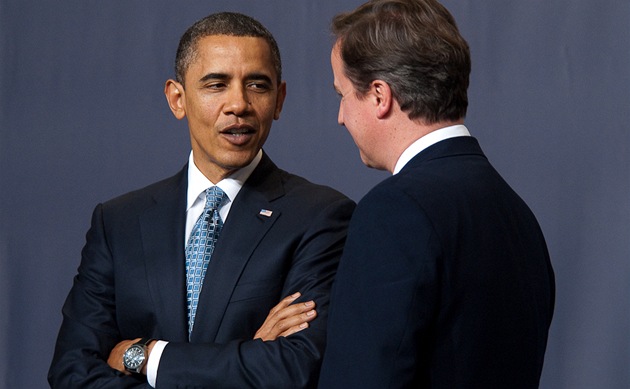 Americký prezident Barack Obama hovoí s britským premiérem Davidem Cameronem