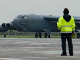 Americk bombardr B-52 na monovskm letiti