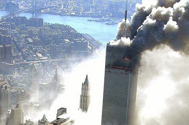 Hoící ve Svtového obchodního centra v New Yorku po teroristickém útoku 11.