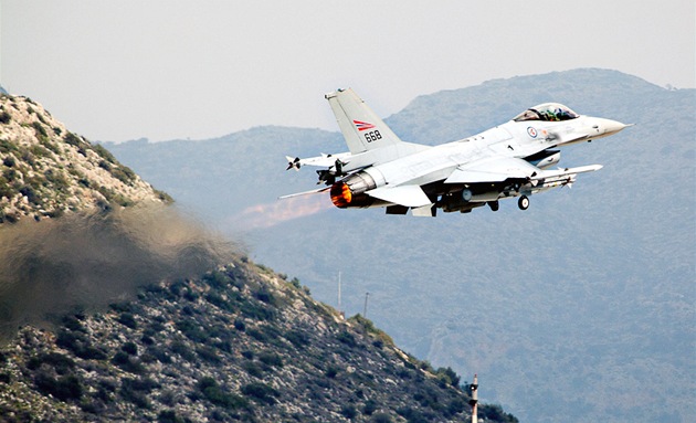 Letoun F-16 norského letectva startuje k misi nad Libyí