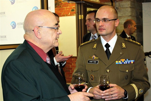 eský velvyslanec v Estonsku Alexandr Langer a velitel Centra Ilmar Tamm v