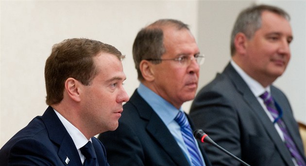 Ruský prezident Dmitrij Medvedv se svým ministrem zahranií a velvyslancem pi NATO. Ilustraní foto.