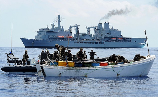 Britské komando z lodi Fort Victoria prohledává zadrené pirátské plavidlo. Ilustraní foto.