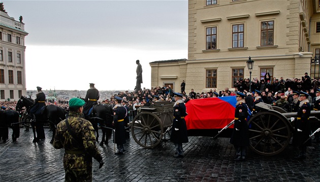 Lafeta s ostatky bývalého prezidenta Václava Havla projídí Hradanským námstím