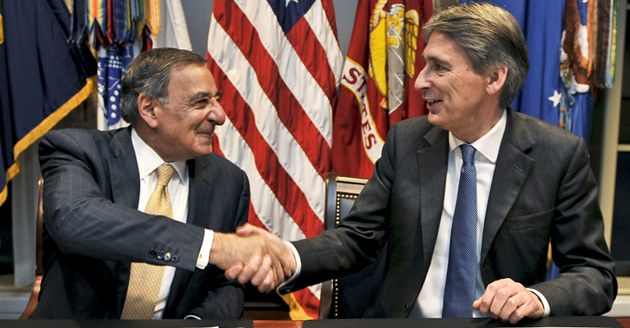 Britský ministr obrany Philip Hammond (vpravo) s americkým protjkem Leonem Panettou v Pentagonu (leden 2012).