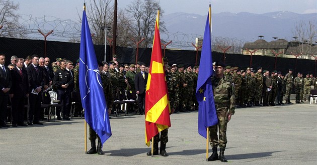Ilustraní foto. Ukonení alianní operace Allied Harmony v Makedonii v roce 2003.