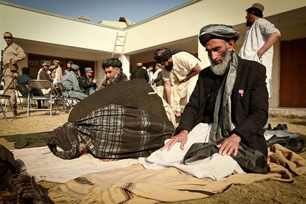 Afghántí mui se modlí v distriktním centru v provincii Hílmand, jeho cílem je zlepit spolupráci s místními náboenskými vdci. (ilustraní foto)