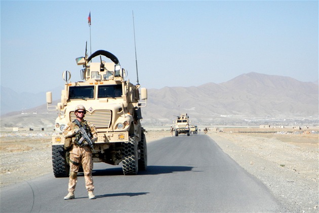 Americká vozidla MRAP v Afghánistánu, kde je vyuívali i etí vojáci.