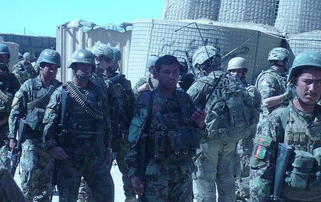 Píprava na spolenou patrolu afghánských a eských voják ve Vardaku