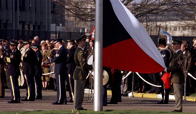 Vztyování eské vlajky ped centrálou NATO pi vstupu R do Severoatlantické