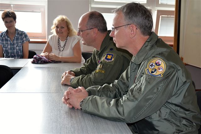 Pednáka plk. Josepha Jonese a pplk. Davida Webba z US Air Force na Gymnáziu