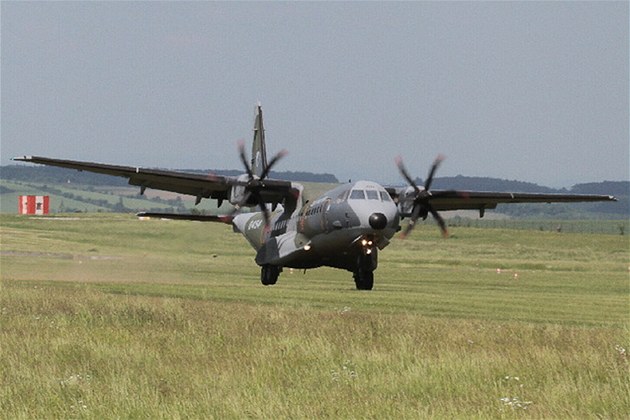Letoun C-295 CASA pistává na tráv