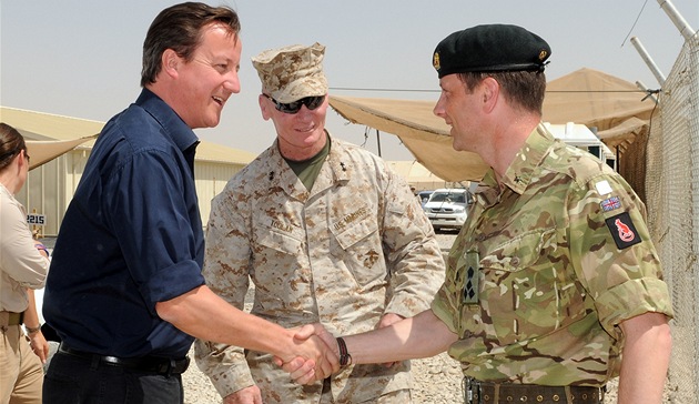Britský premiér David Cameron se zdraví s veliteli sil ISAF (ilustraní foto)