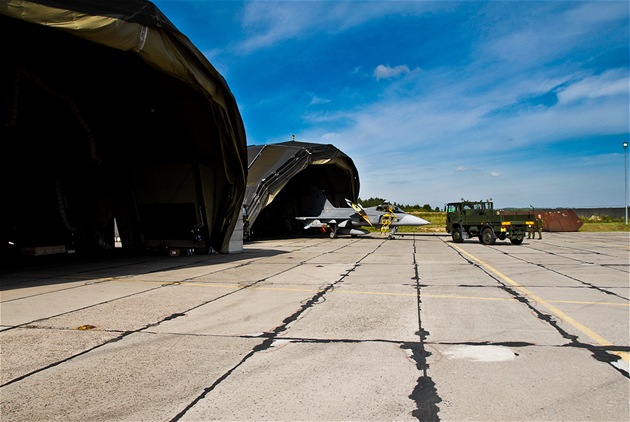 Pohotovostní hangáry na litevské základn iauliai (31. srpna 2012)