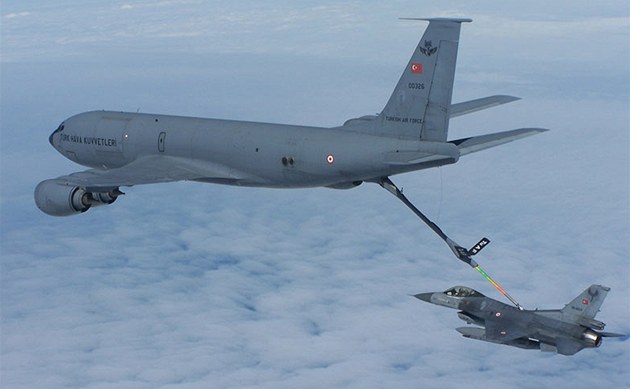 Turecká stíhaka F-16 dopluje palivo za letu z tankeru KC-135