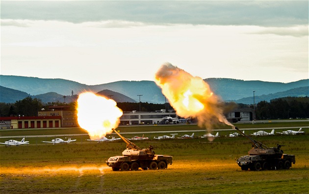 Slavnostní salva z houfnic DANA na Dnech NATO v Ostrav (ilustraní foto)