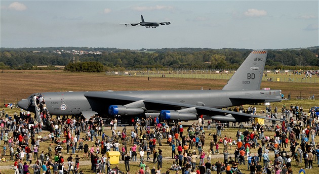 Dvojice amerických bombardéru B-52 na Dnech NATO v Ostrav