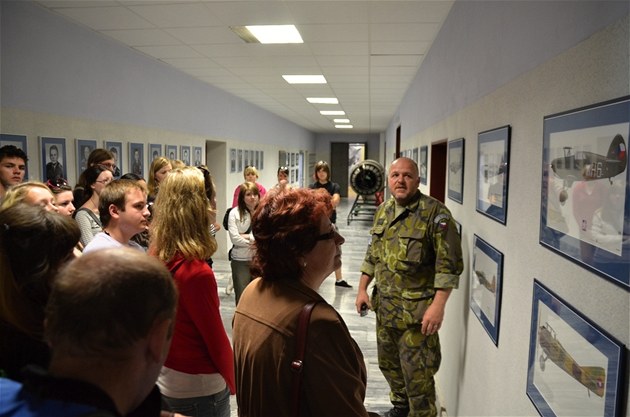 Studenti zapojeni do projektu "Poznej NATO 2012" na základ taktického letectva