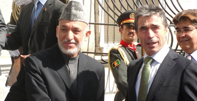 Afghánský prezident Hamíd Karzáí se zdraví s generálním tajemníkem NATO Andersem Foghem Rasmussenem pi jeho návtv Kábulu (18.10.2012)