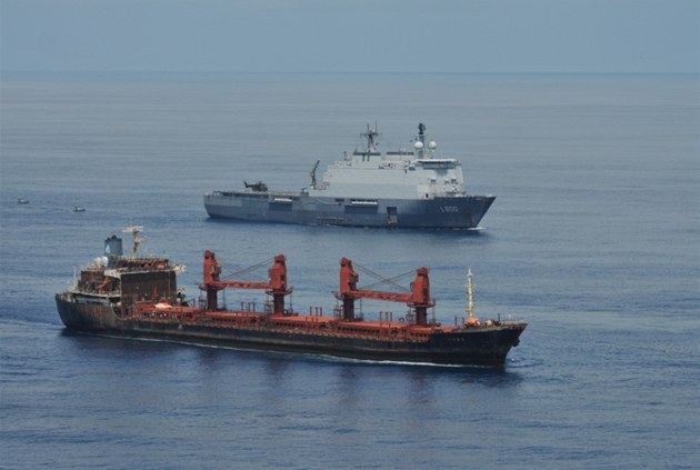 Nizozemská válená lo Rotterdam doprovází nákladní lo MV Orna, kterou po dvou letech propustili somáltí piráti ze zajetí (ilustraní foto)