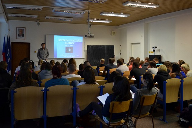 Prezentace NATO a psobení R v Afghánistánu pro studenty S (TRIVIS Praha,