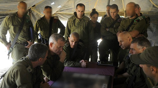 Porada izraelských velitel ped dalími útoky na hnutí Hamás. Vlevo uprosted náelník generálního tábu generál Benny Gantz.