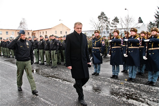 Ood premiéra dostal nový ministr obrany Vlastimil Picek jen 100 minut hájení