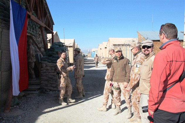 etí vojáci volí prezidenta v druhém kole na základn Shank v afghánském Lógaru
