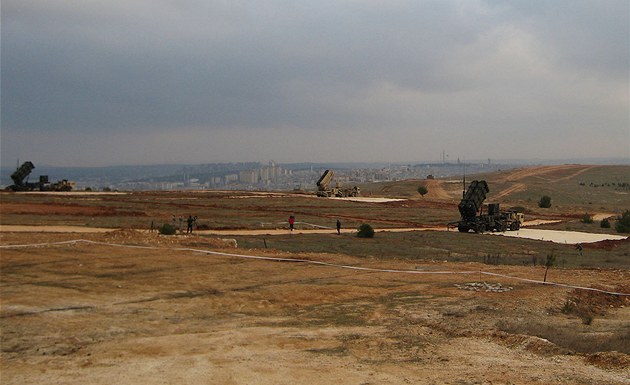 Baterie amerických stel Patriot nad tureckým mstem Gaziantep