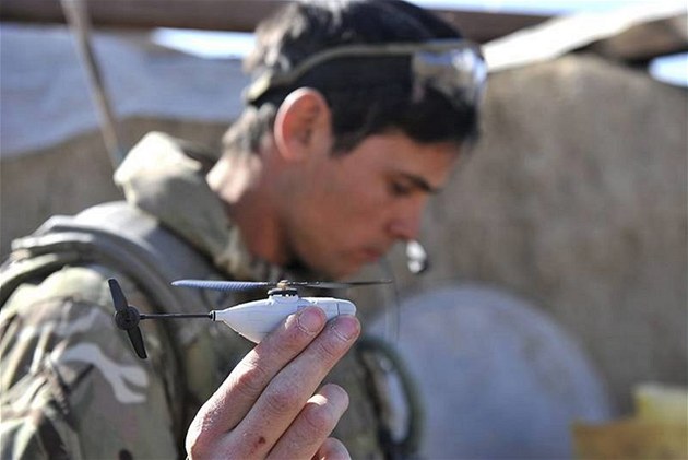 Miniaturní vrtulník Black Hornet u britských przkumník v Afghánistánu