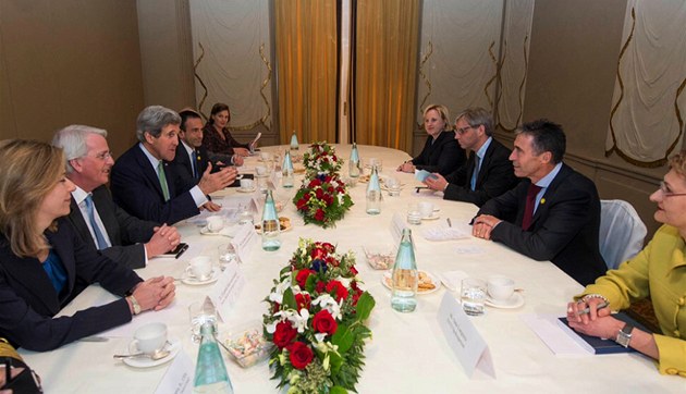 Schzka ministra zahranií USA Johna Kerryho s generálním tajemníkem NATO