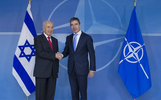 Izraelský prezident imon Peres se zdraví s generálním tajemníkem NATO Andersem Foghem Rasmussenem.