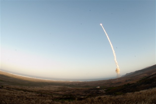 Start americké mezikontinentální stely Minuteman III z kalifornské základny