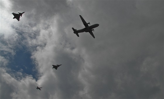 Formace dvou letoun gripen, stroje CASA a bitevnku L-159. Veletrh obrannch a