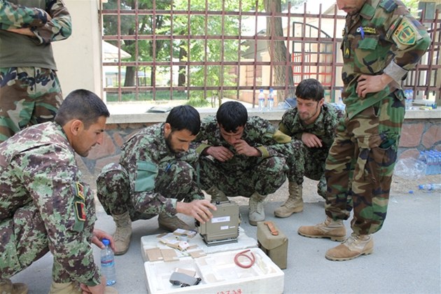 etí chemici uí afghánské specialisty pracovat s detekními pístroji